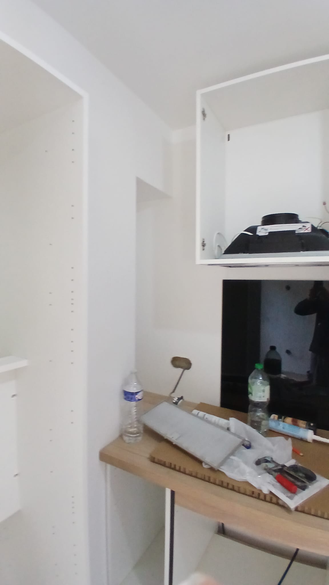 Meubles hauts et hotte en cours d'installation