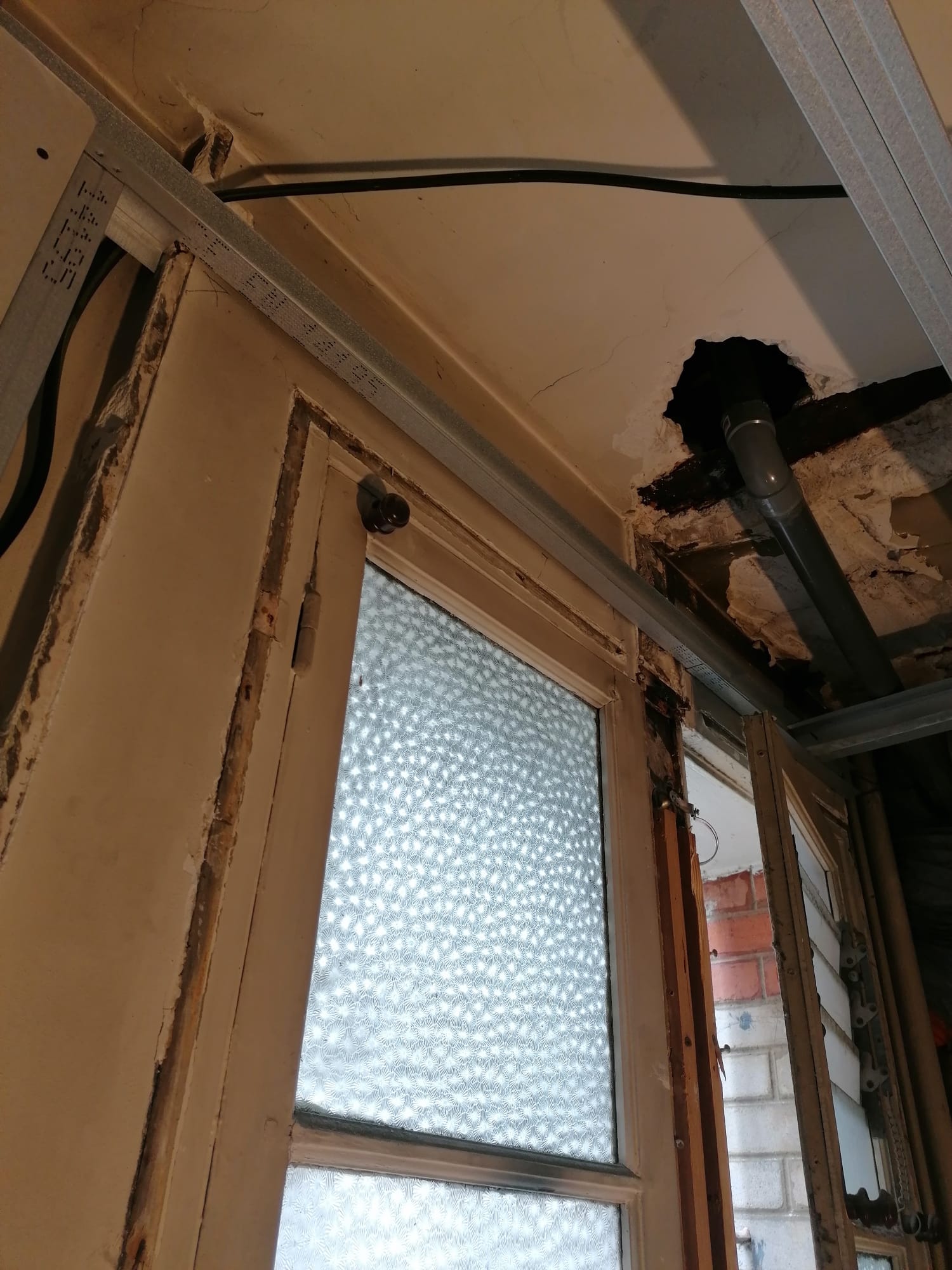 Structure de faux-plafond et passage des gaines techniques