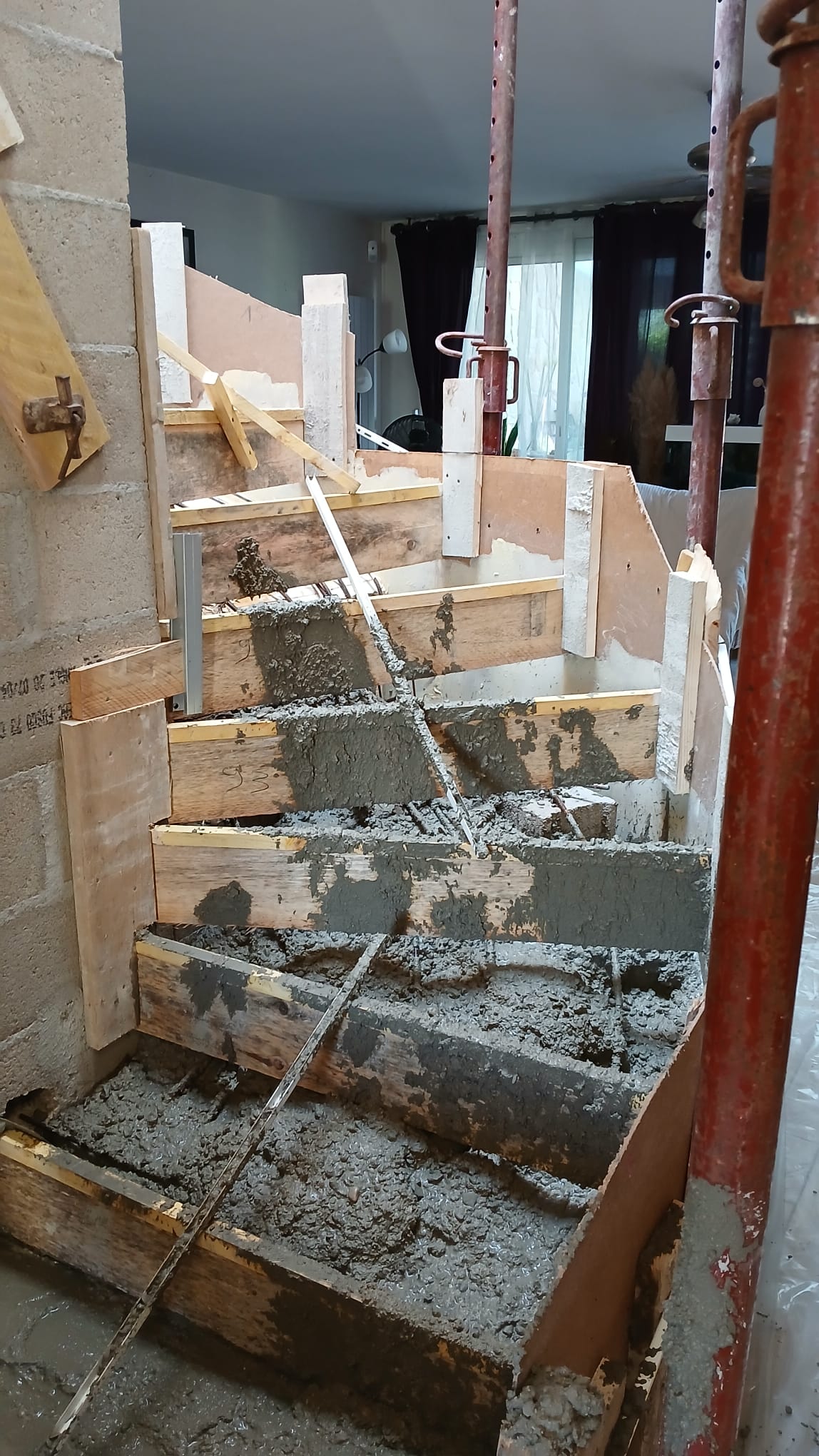Trémie ouverte dans le plancher et structure de l'escalier en colimaçon