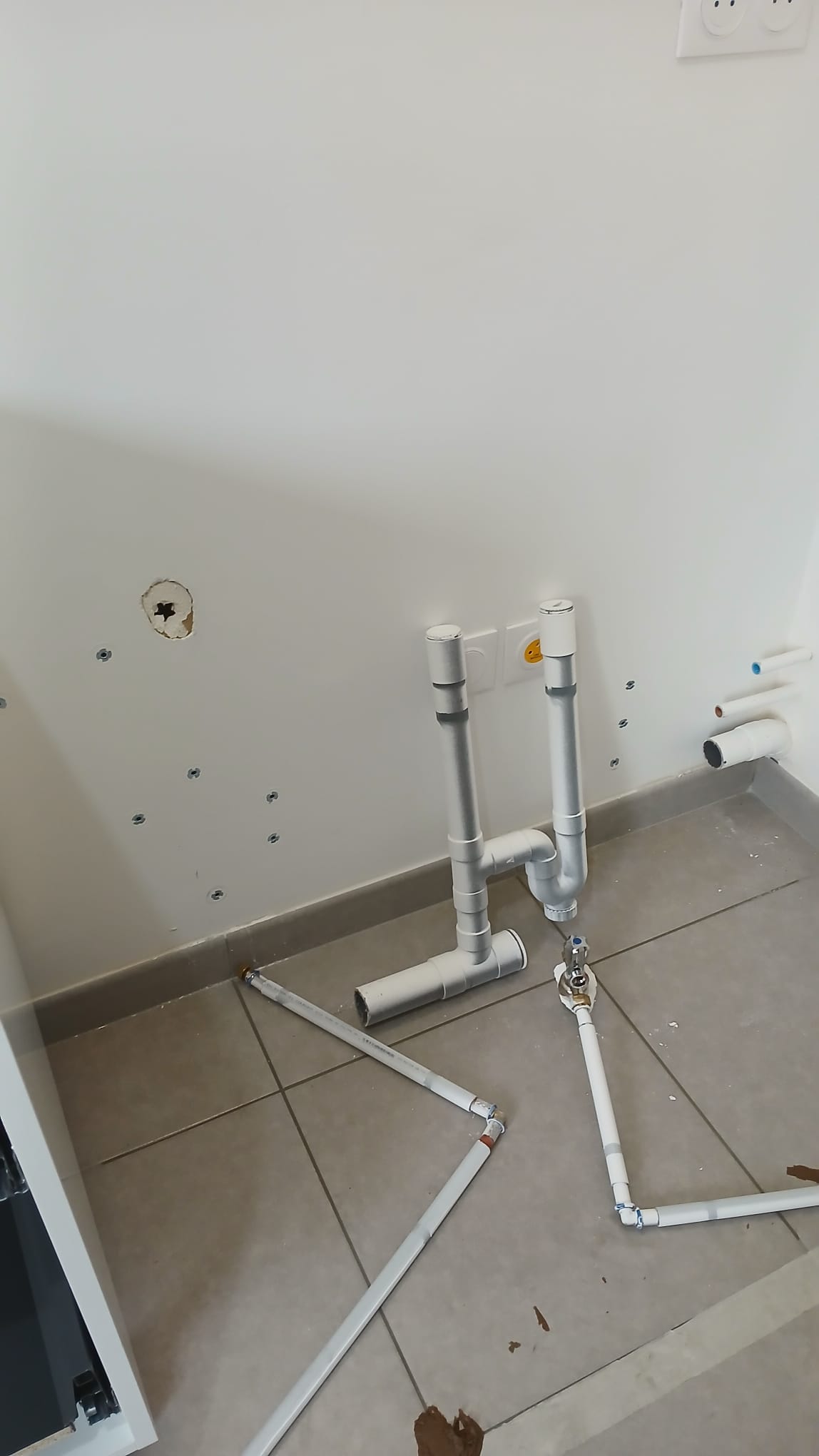 Montage des caissons de cuisine en cours de chantier