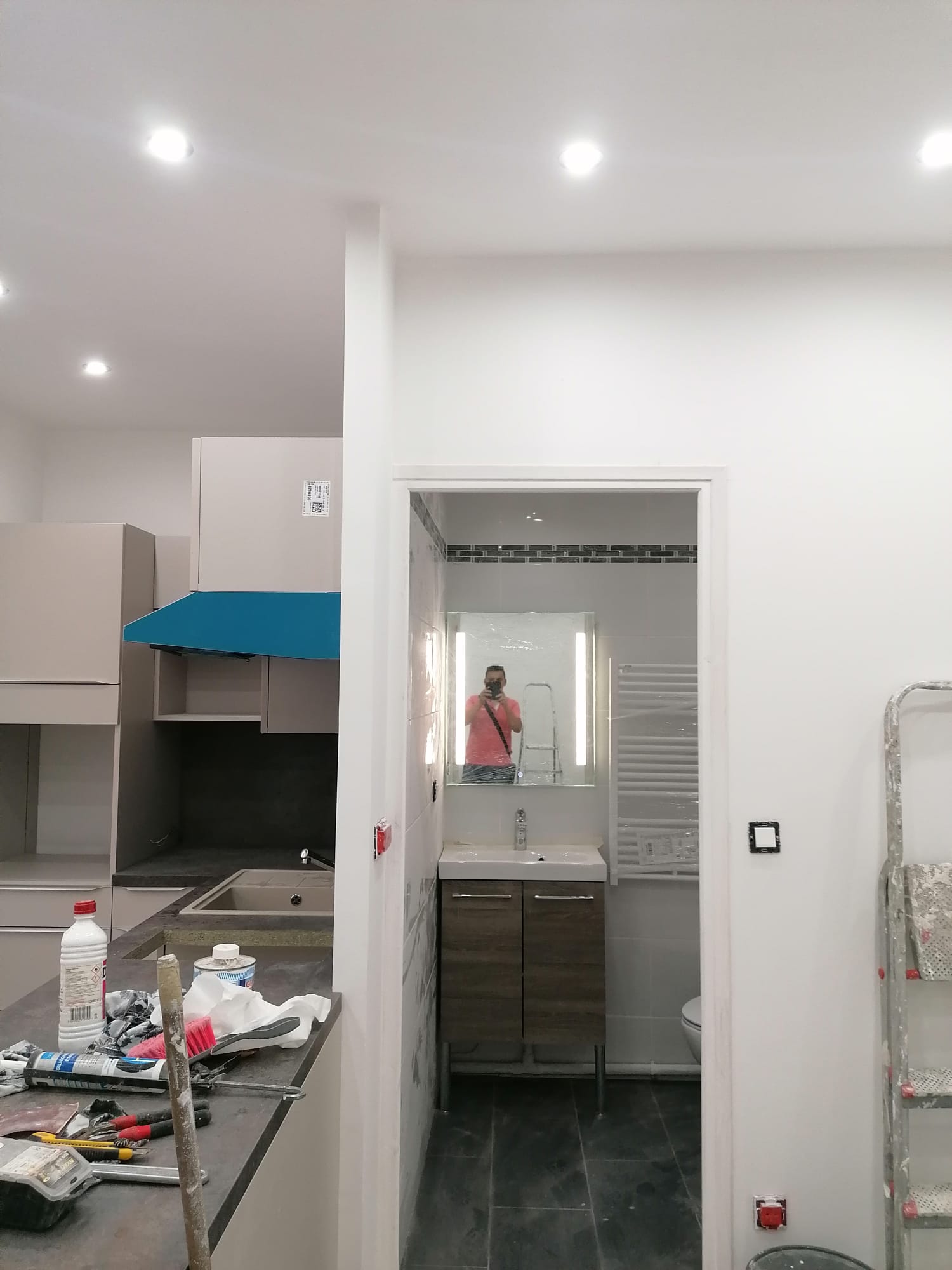Menuiseries et finitions blanches de l'appartement rénové