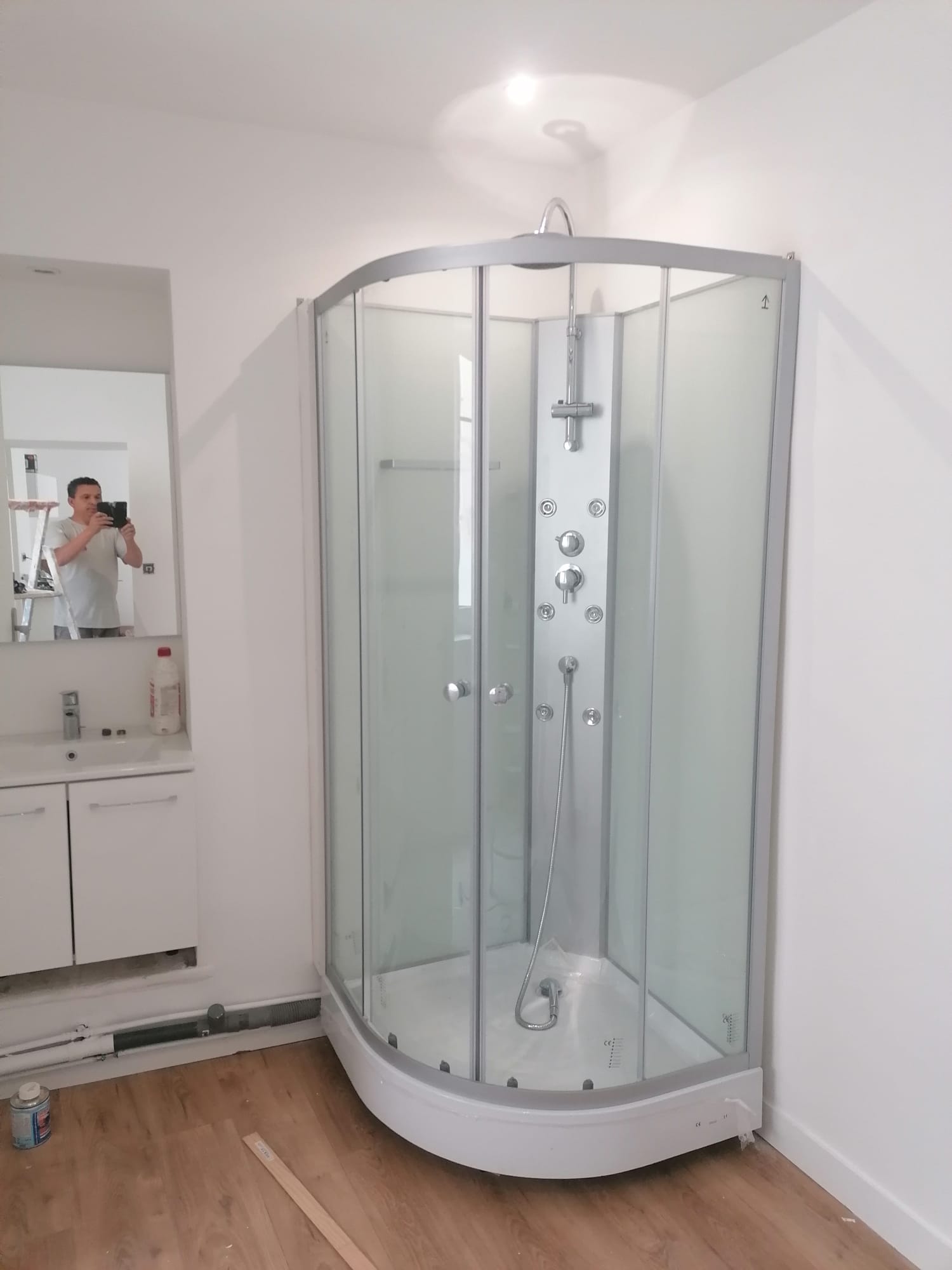 Salle d'eau rénovée à Meudon : cabine de douche intégrale, meuble vasque et miroir