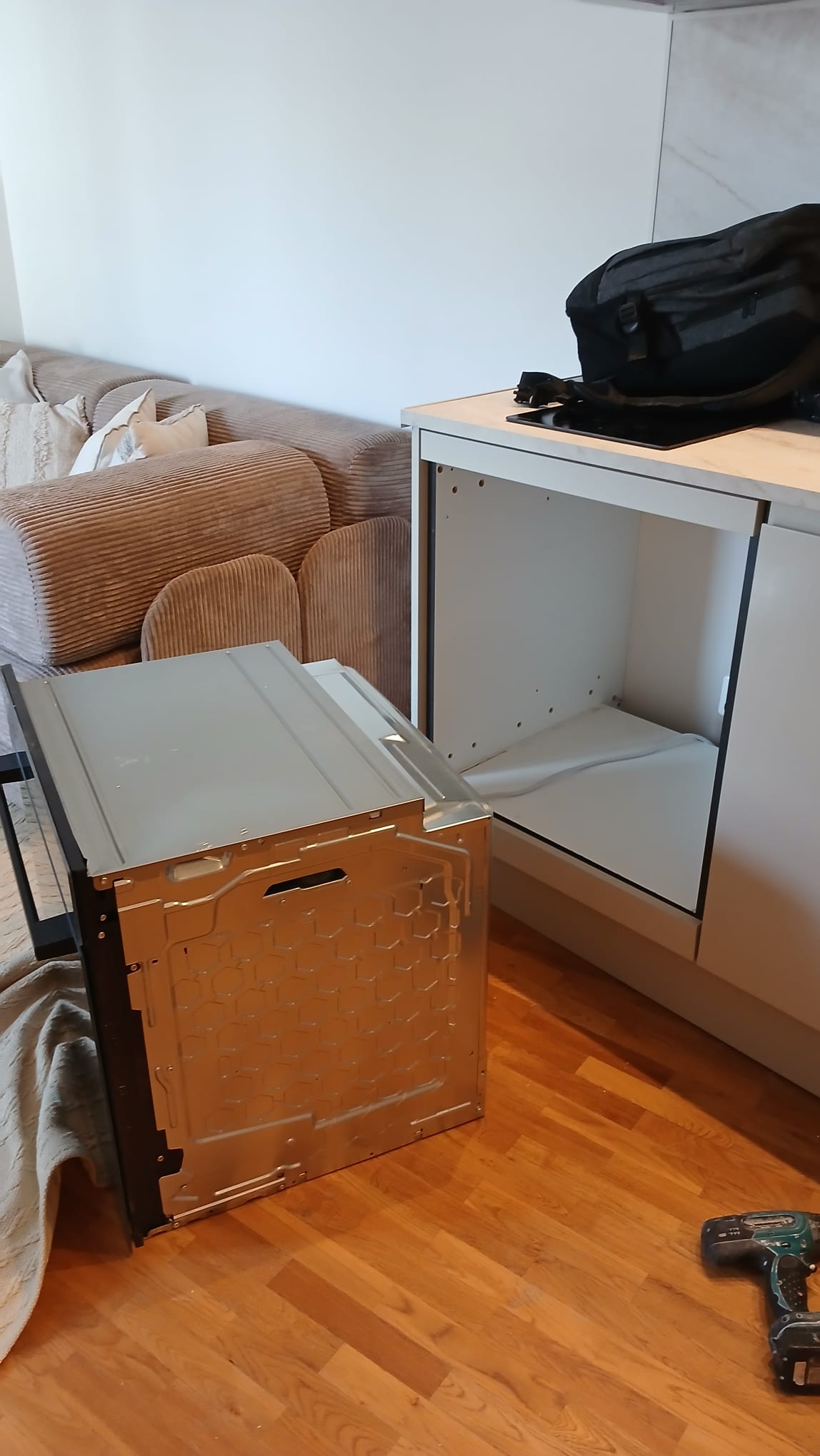 Cuisine en cours d'installation : meubles blancs et électroménager à Paris 75017