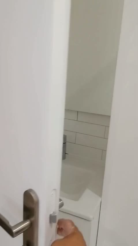 WC séparé rénové avec faïence métro blanche et lave-mains