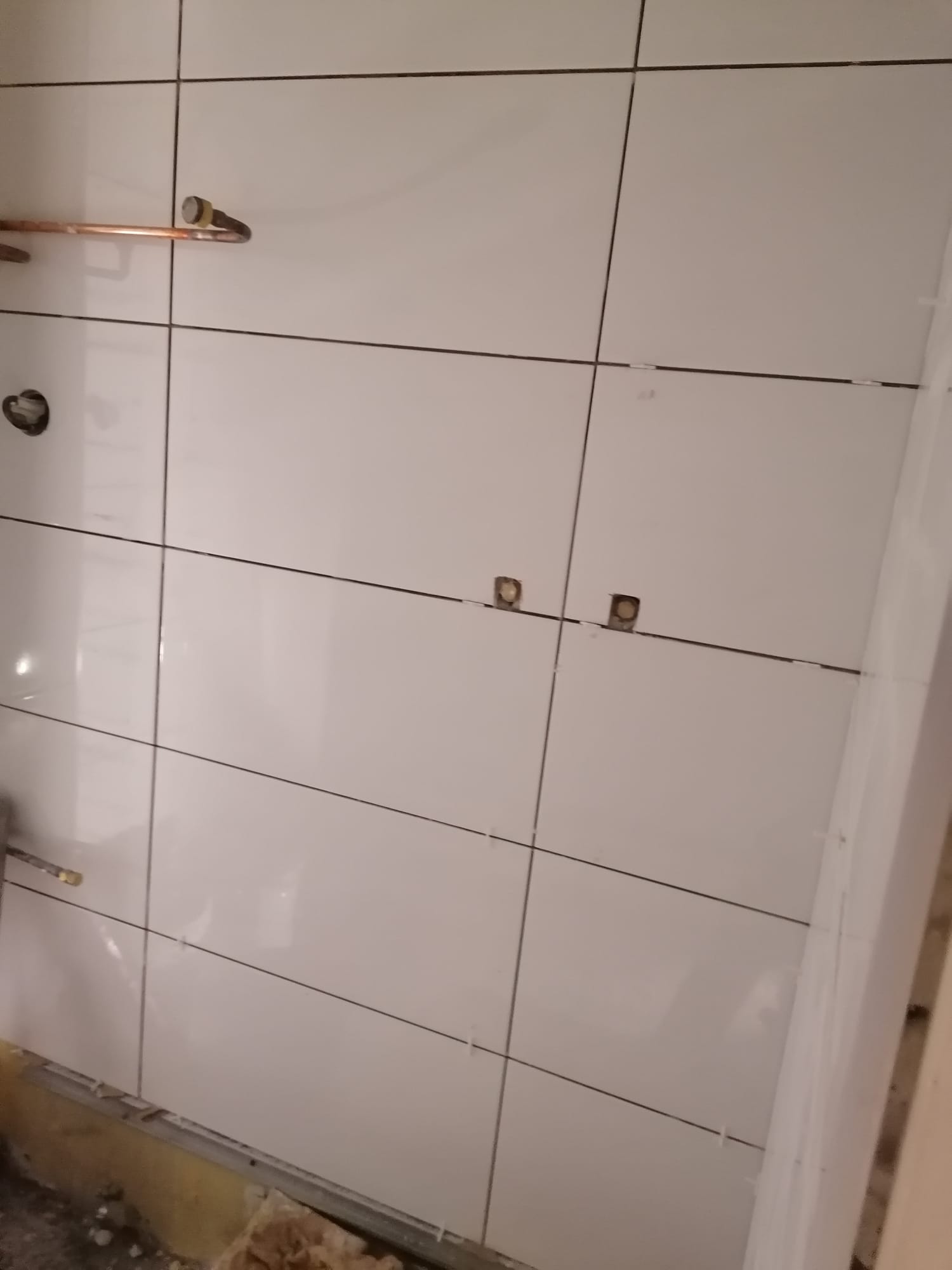Mise en œuvre des revêtements muraux sur le chantier parisien