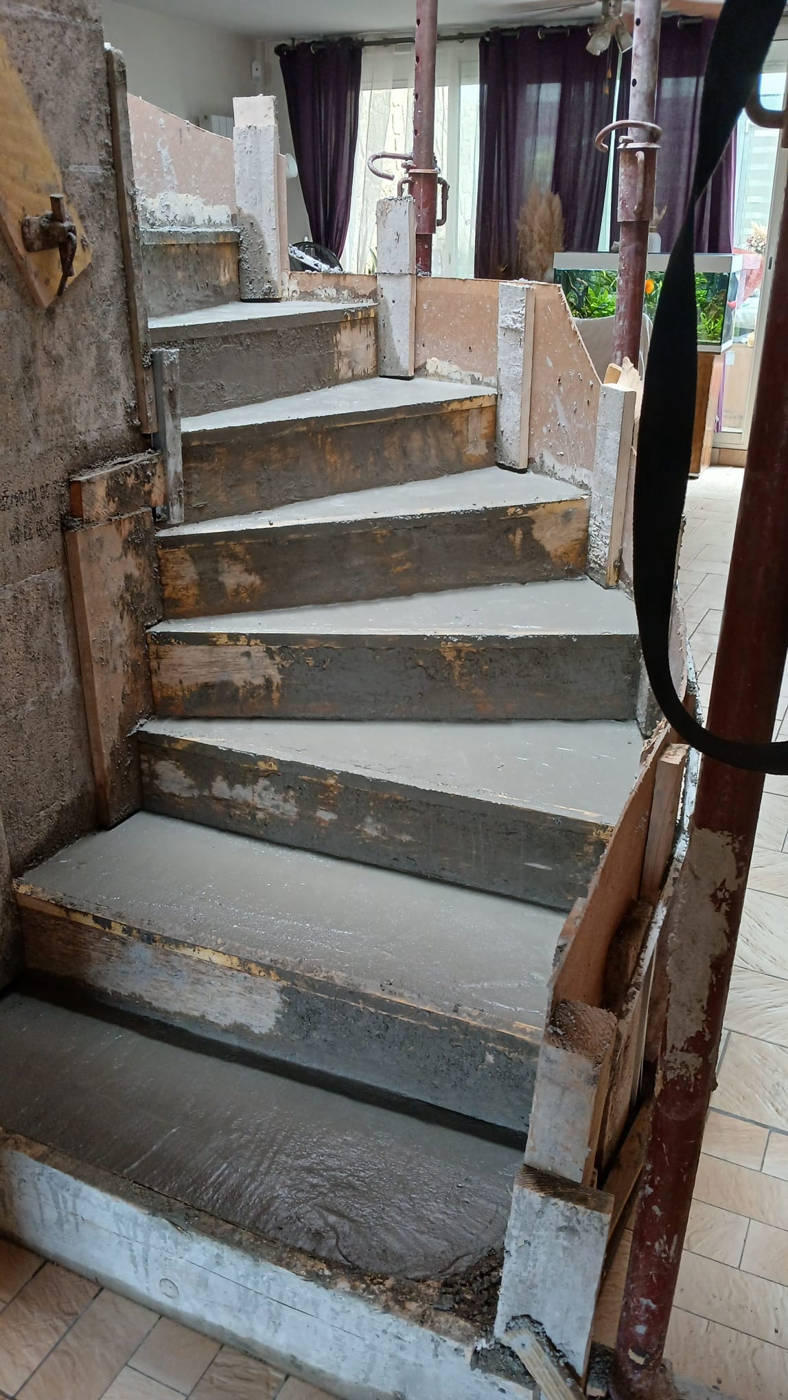 Marches béton coulées et talochées de l'escalier en cours de réalisation