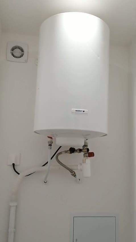Chauffe-eau neuf installé avec raccordements plomberie et VMC