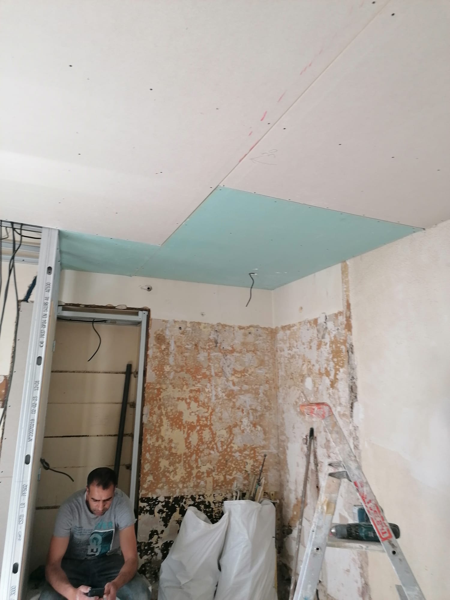 Démolition et dépose des revêtements dans la salle de bains