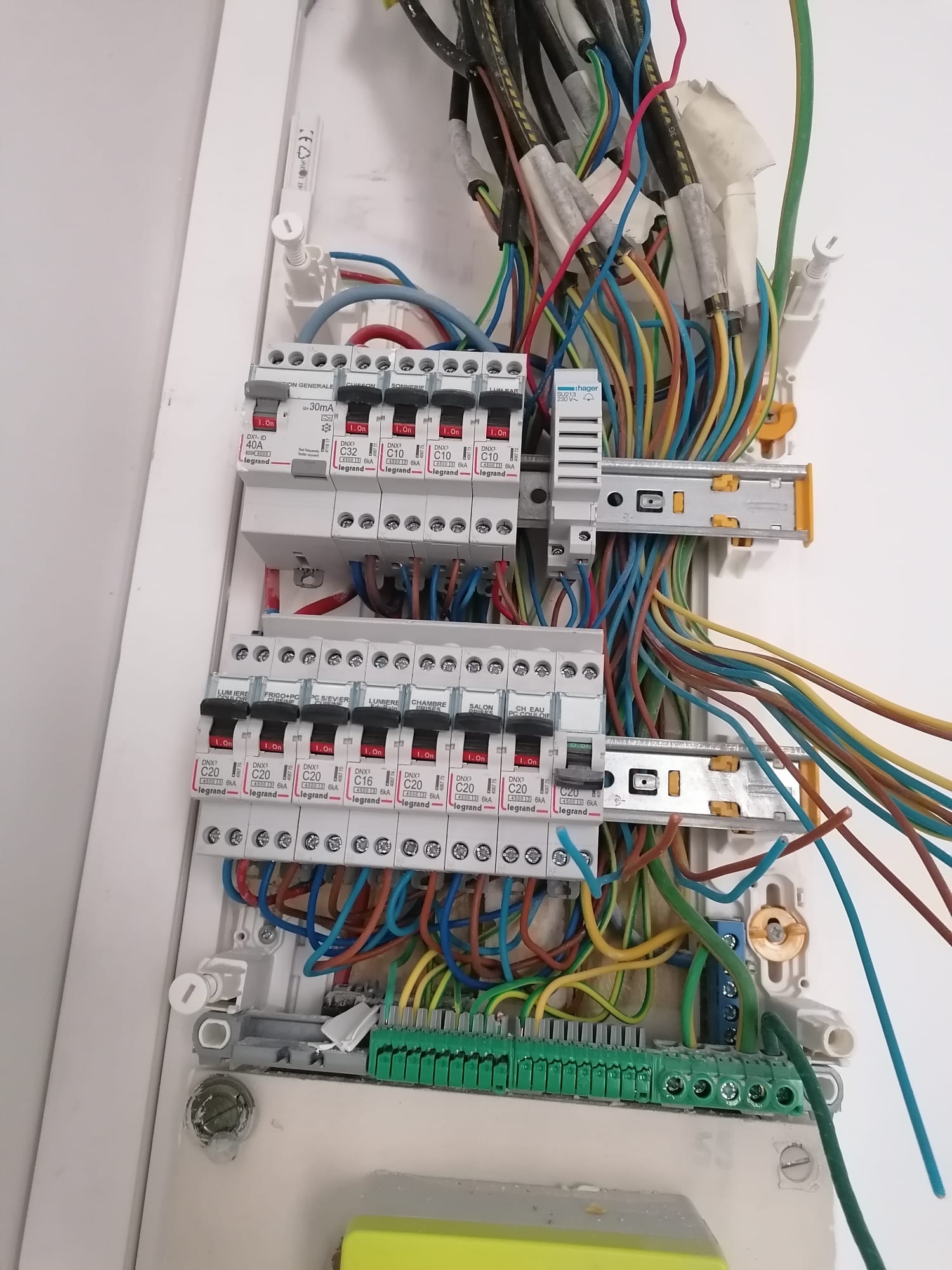 Cuisine équipée avec électroménager encastré et crédence