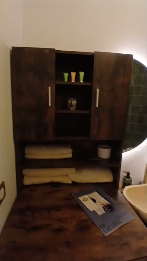 Meuble vasque sur mesure avec miroir rétro-éclairé et rangements dans la salle de bains