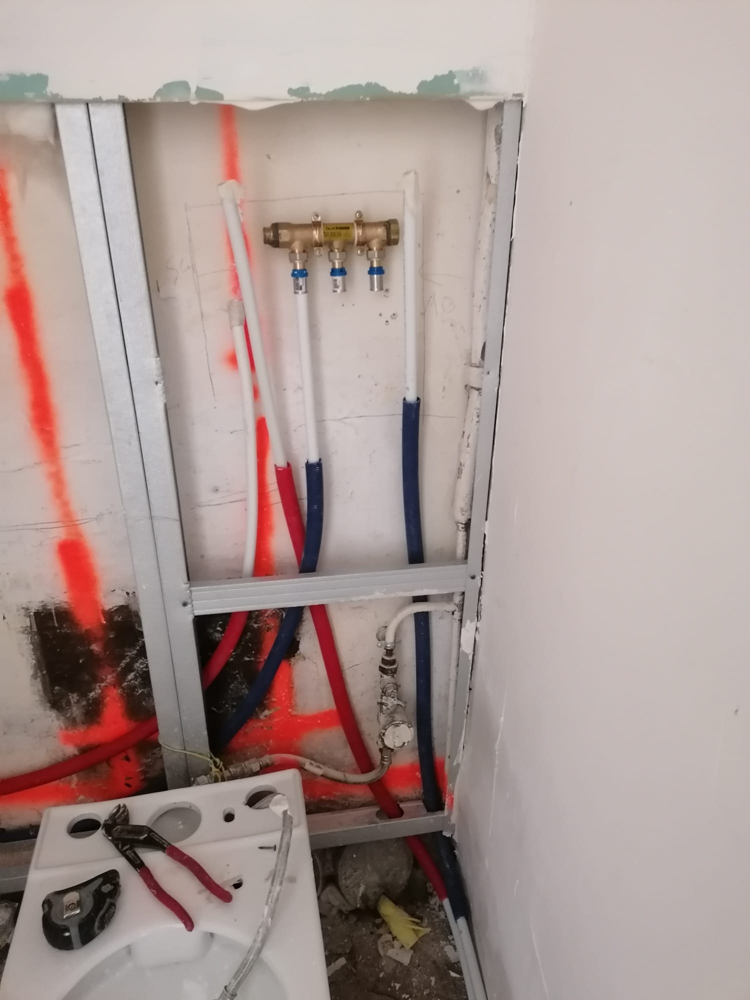 Réseaux d'alimentation et évacuations encastrés dans la cloison technique