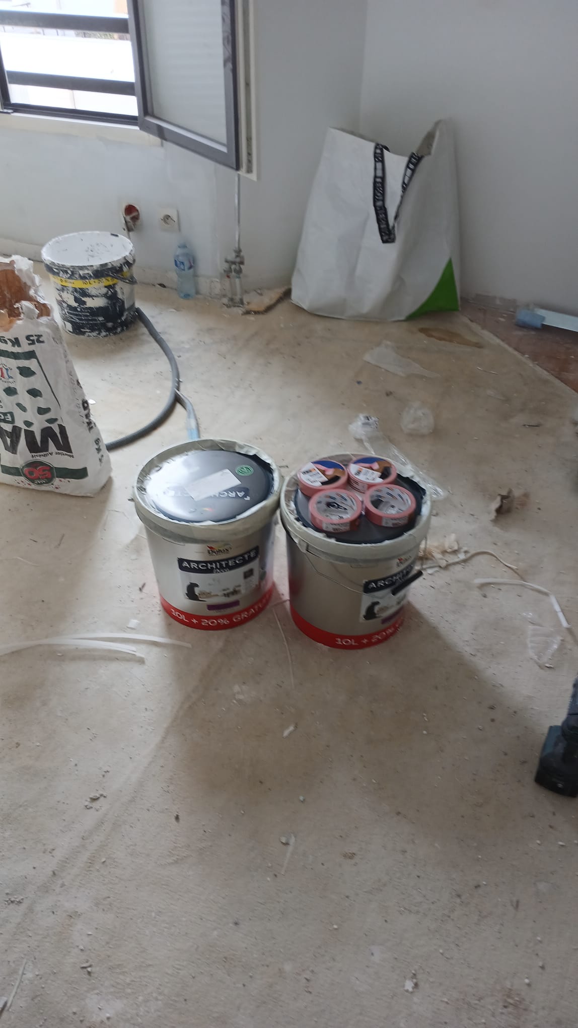 Préparation des pièces adjacentes et matériel de finition sur chantier à Paris 75017
