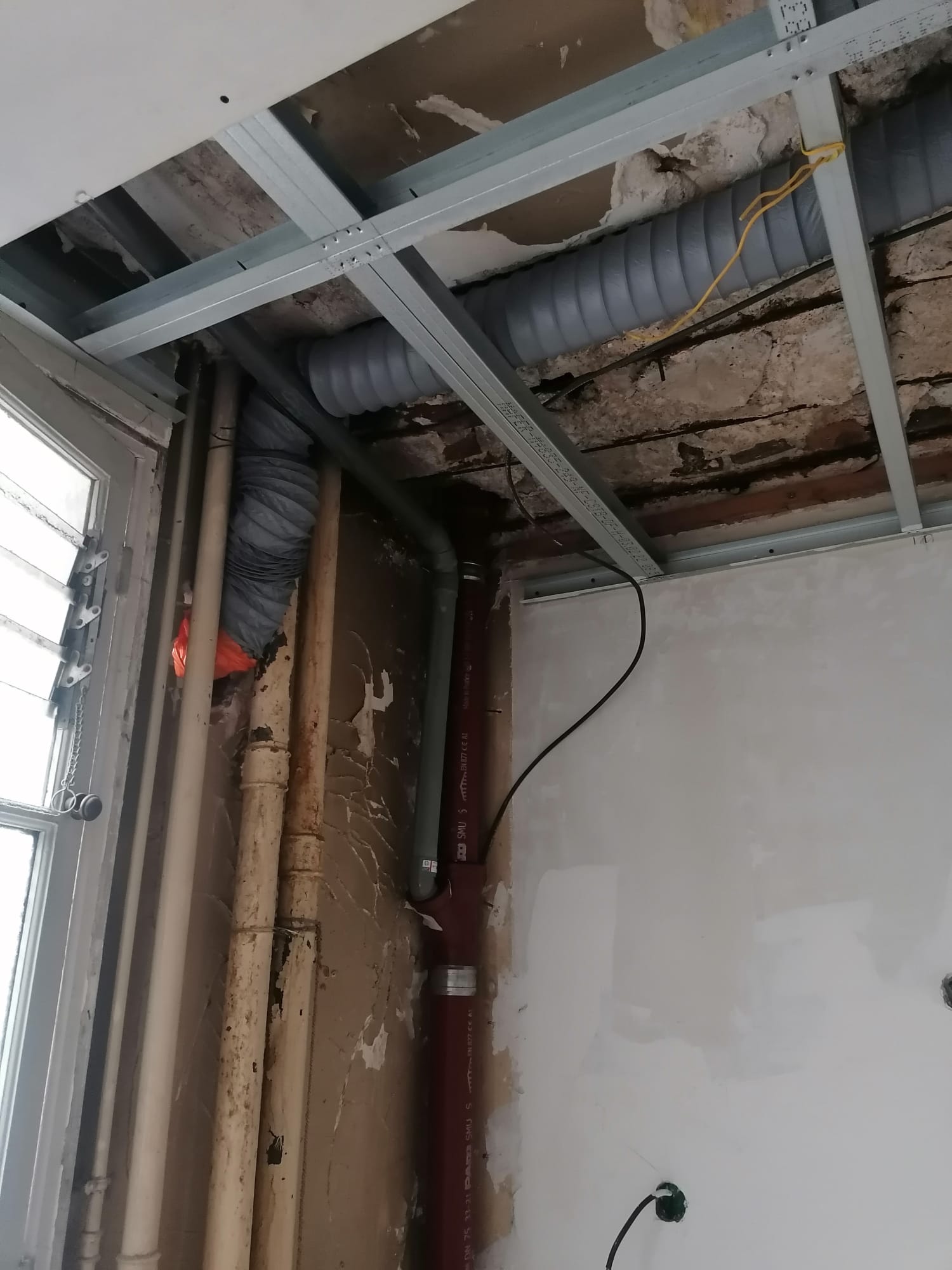 Reprise des colonnes d'évacuation et gaines de ventilation avant faux-plafond