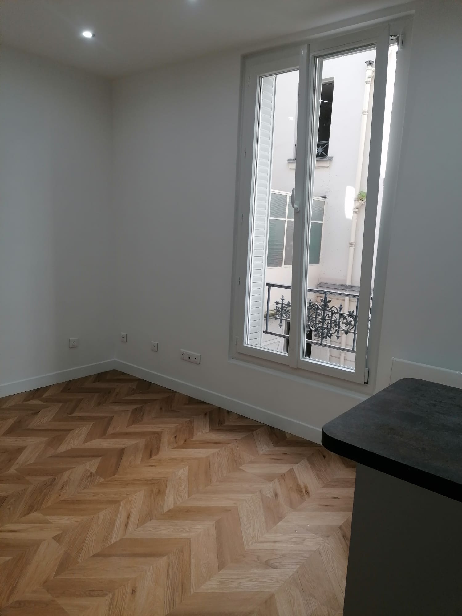Finitions peinture blanche et éclairage encastré après travaux