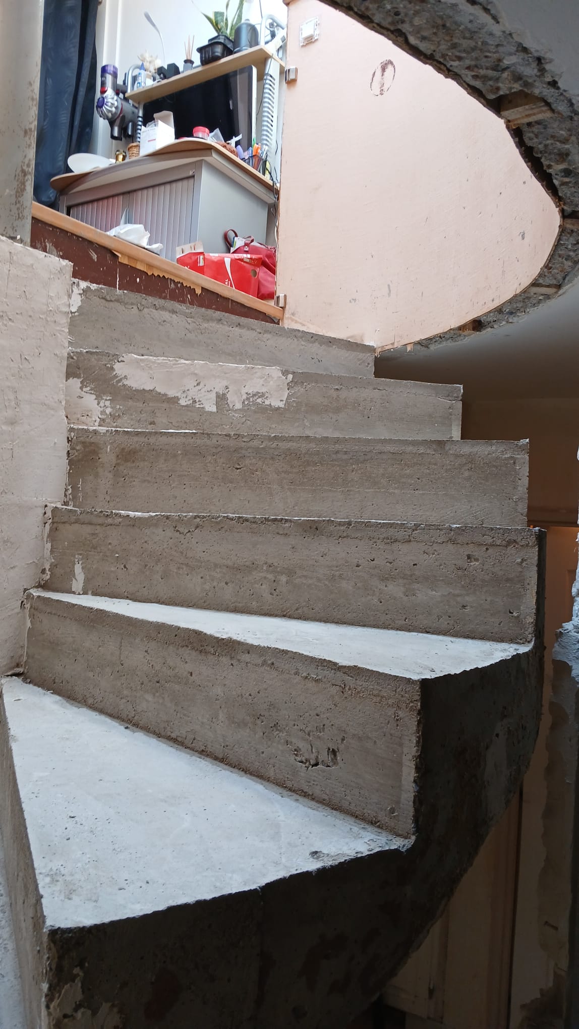 Vue de face de l'escalier hélicoïdal après décoffrage, marches dressées et ragréées