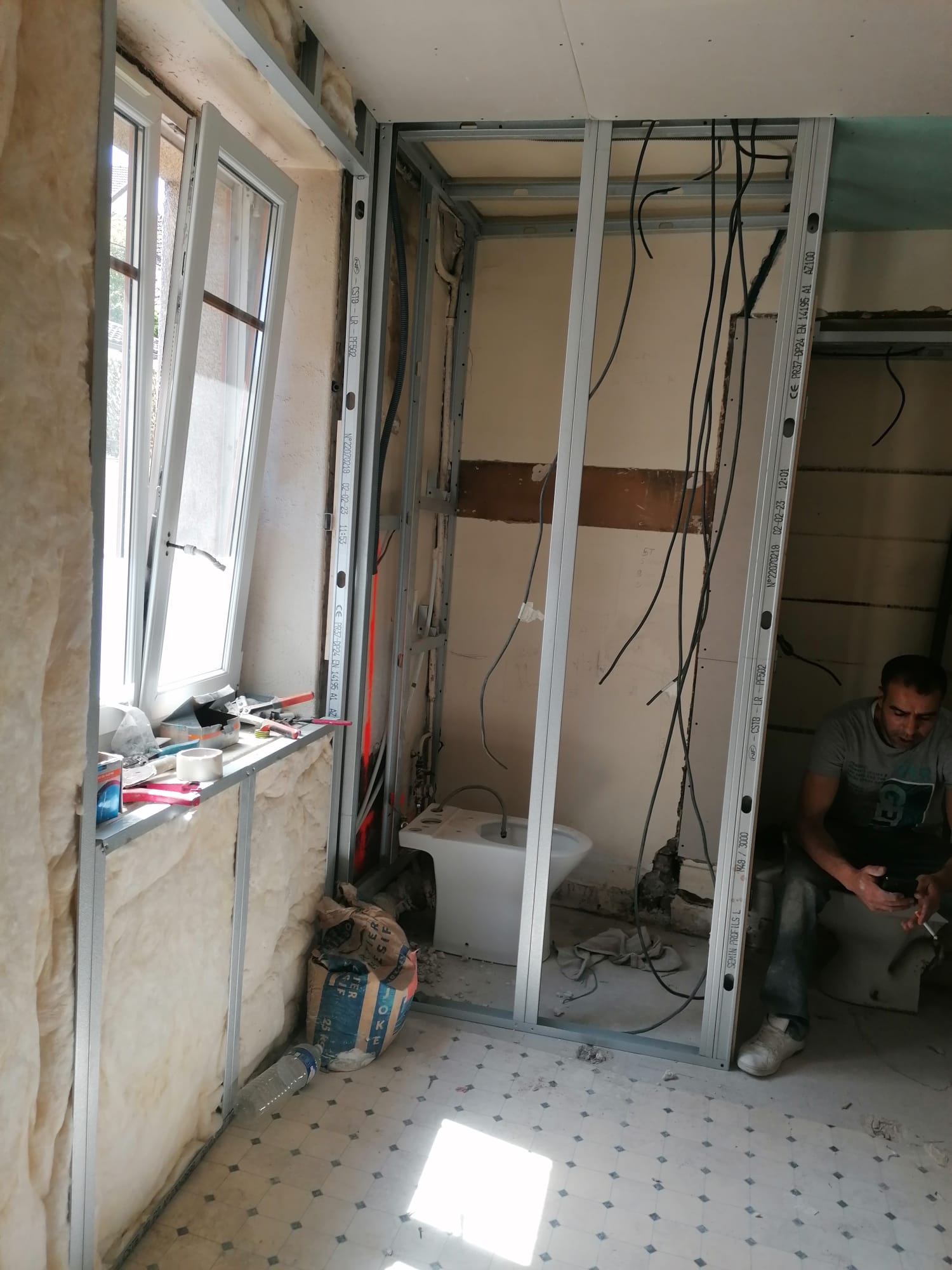 Ossature métallique et réseaux électriques dans la salle de bains