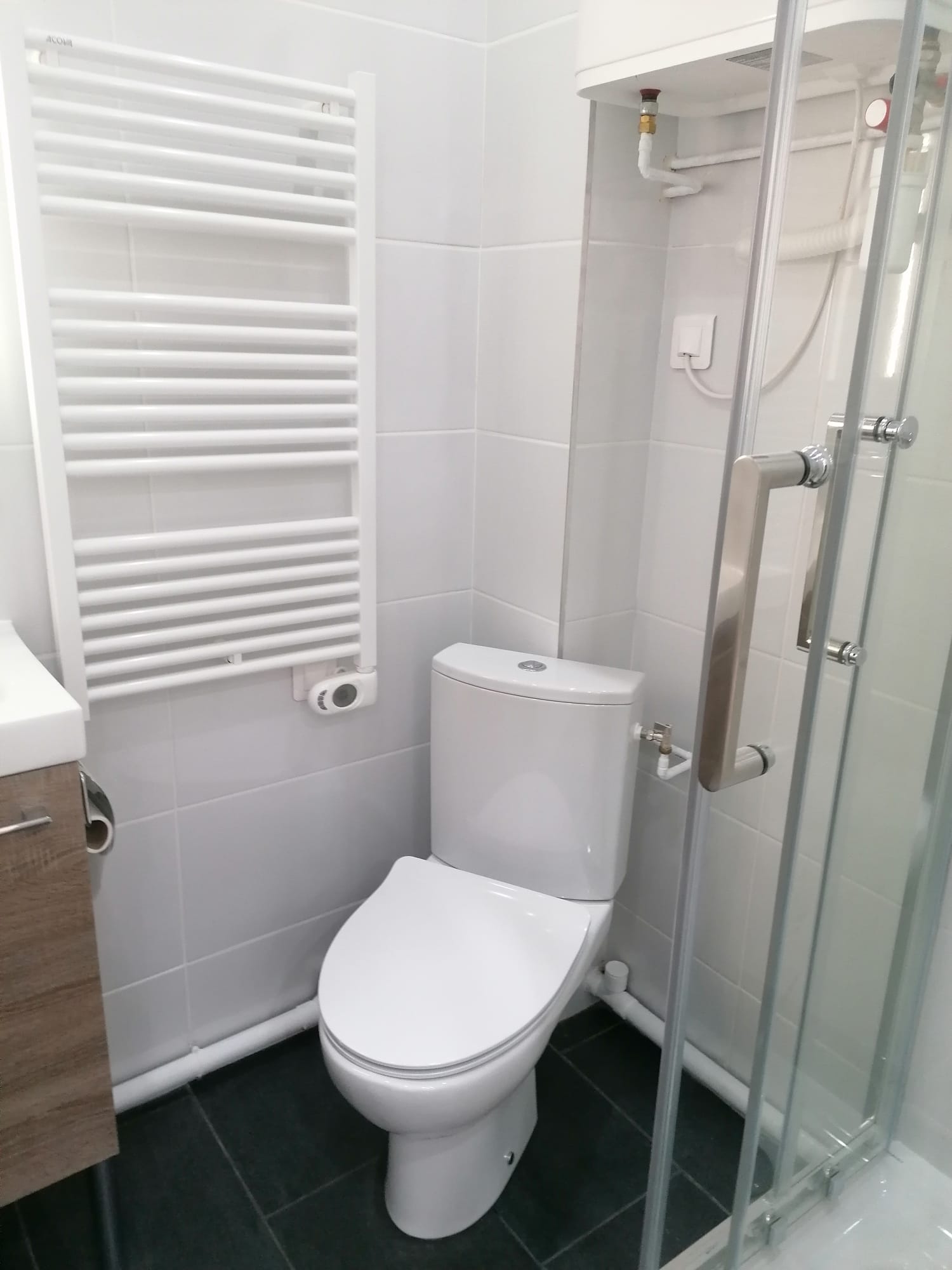 Salle d'eau carrelée avec sanitaires installés