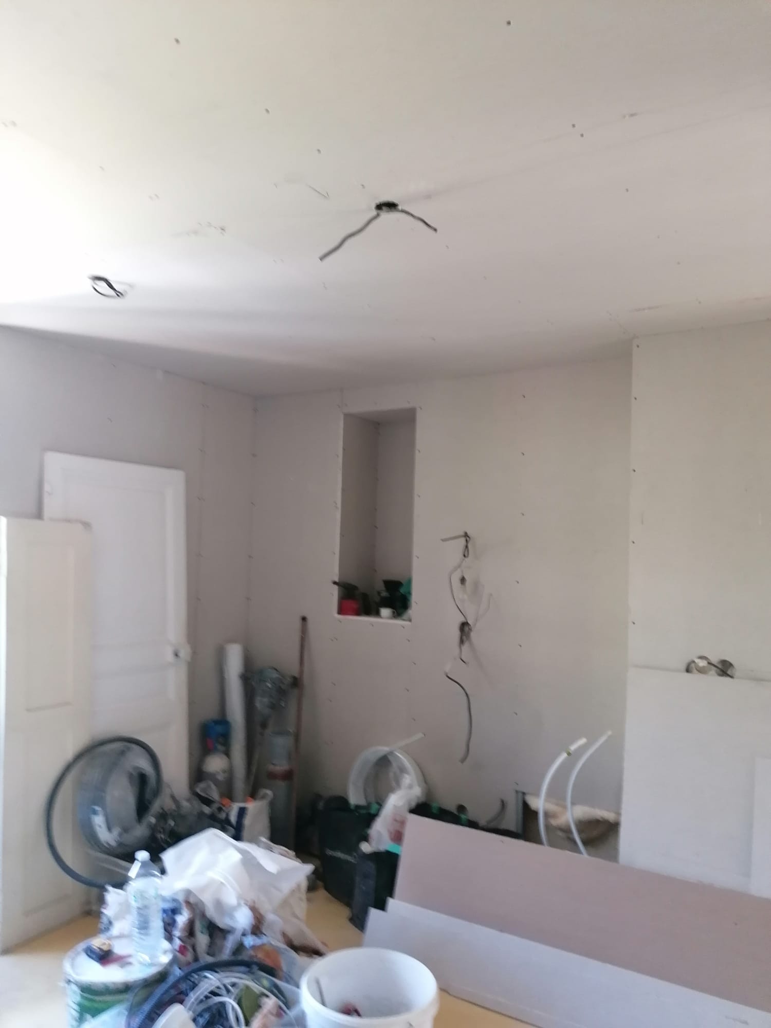 Pièce en chantier avec outillage et matériel de finition
