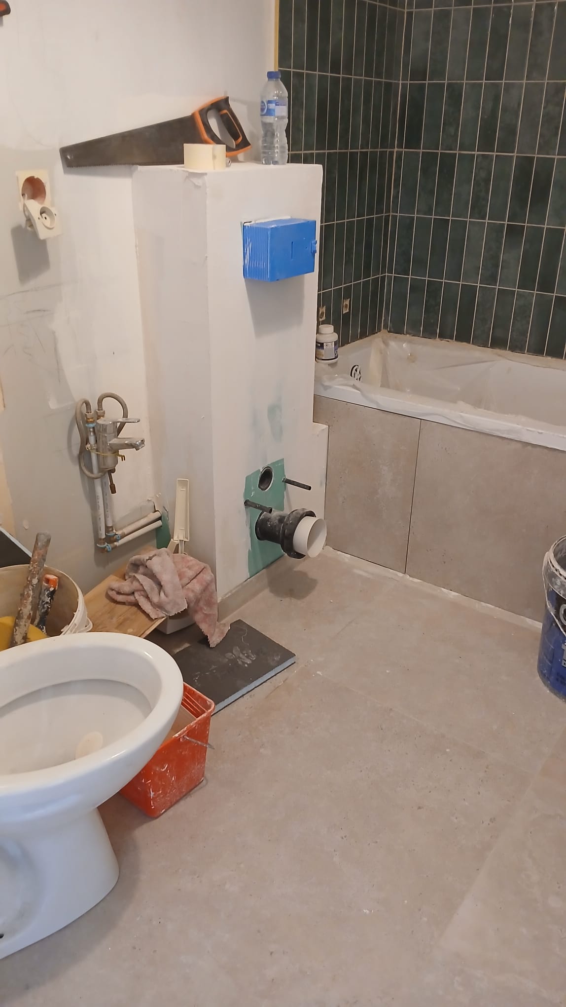 Mise en place de la plomberie et des arrivées d'eau avant finition