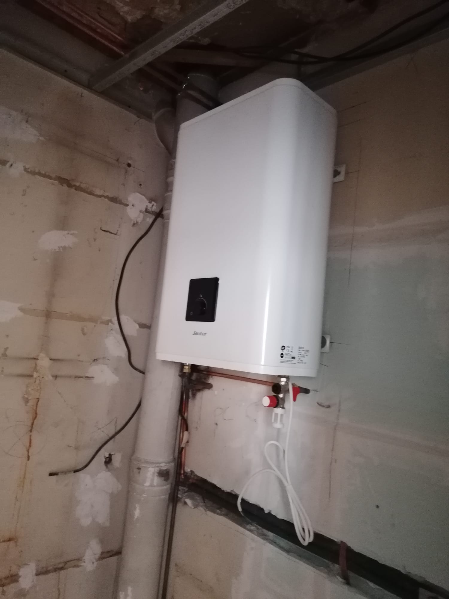 Pièce en cours de rénovation avec murs enduits