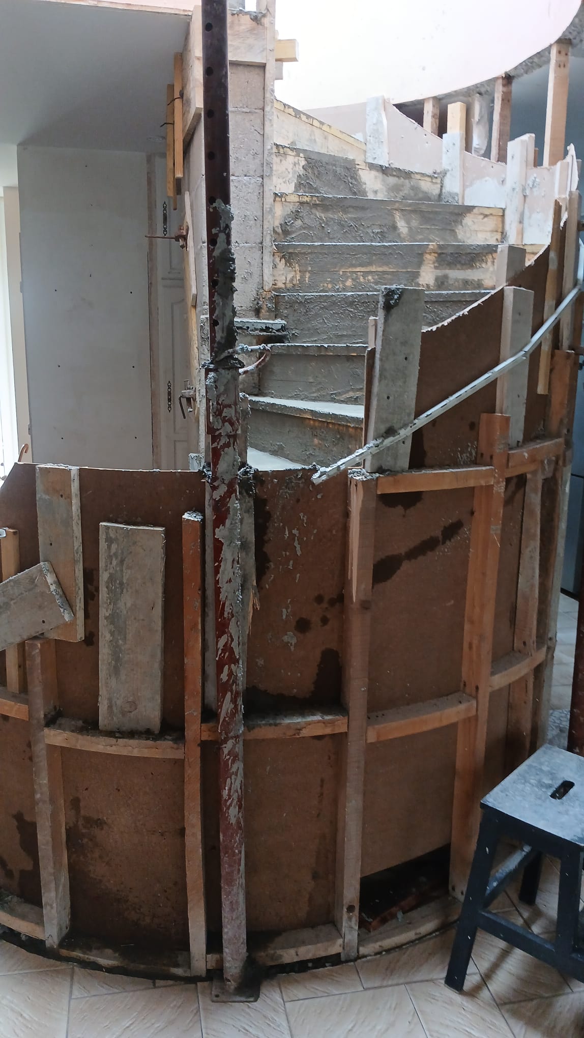 Coffrage bois cintré et ferraillage de l'escalier béton en colimaçon à 91000