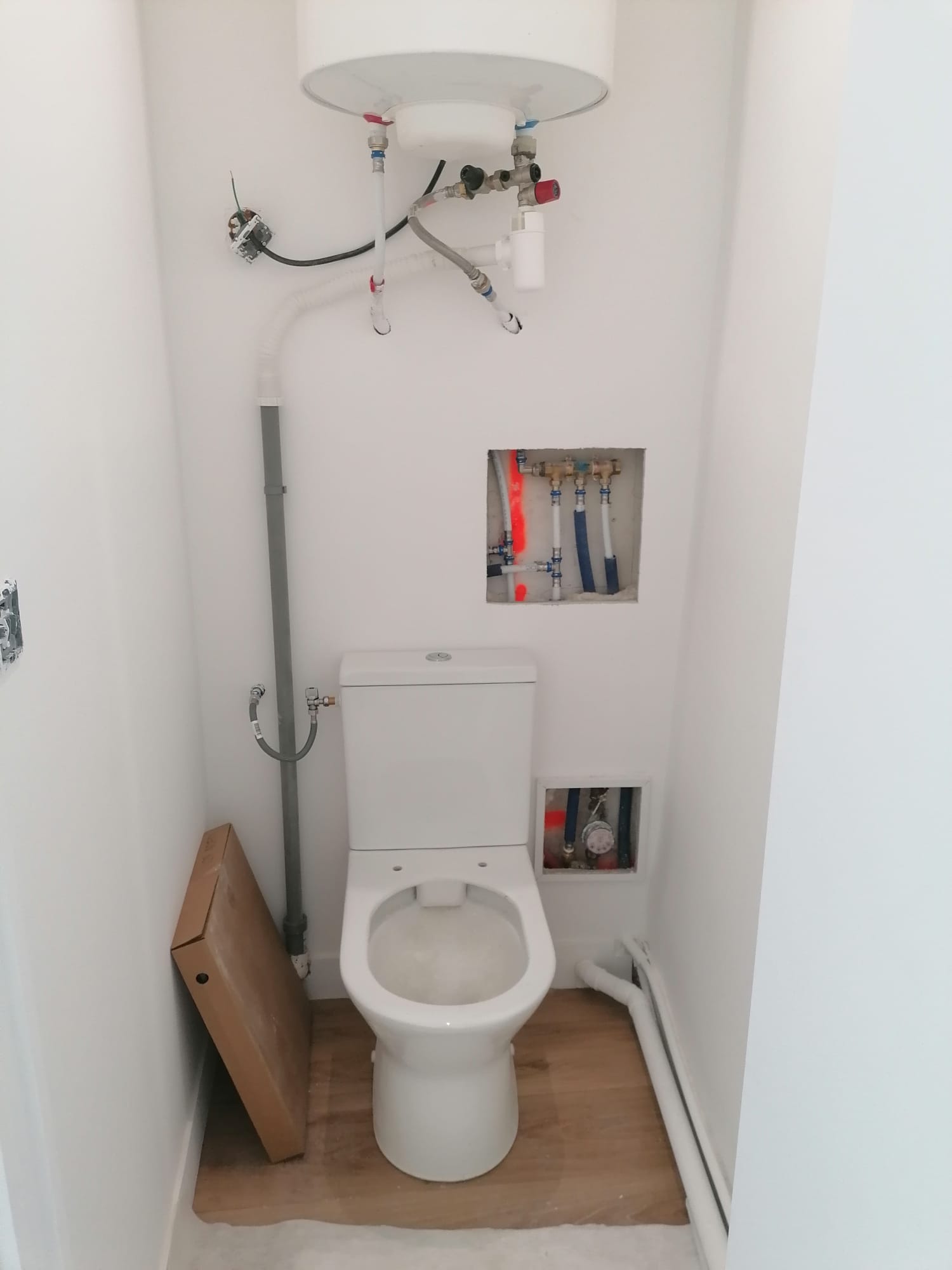 WC et arrivées d'eau avec compteur et plomberie encastrée avant travaux à Meudon