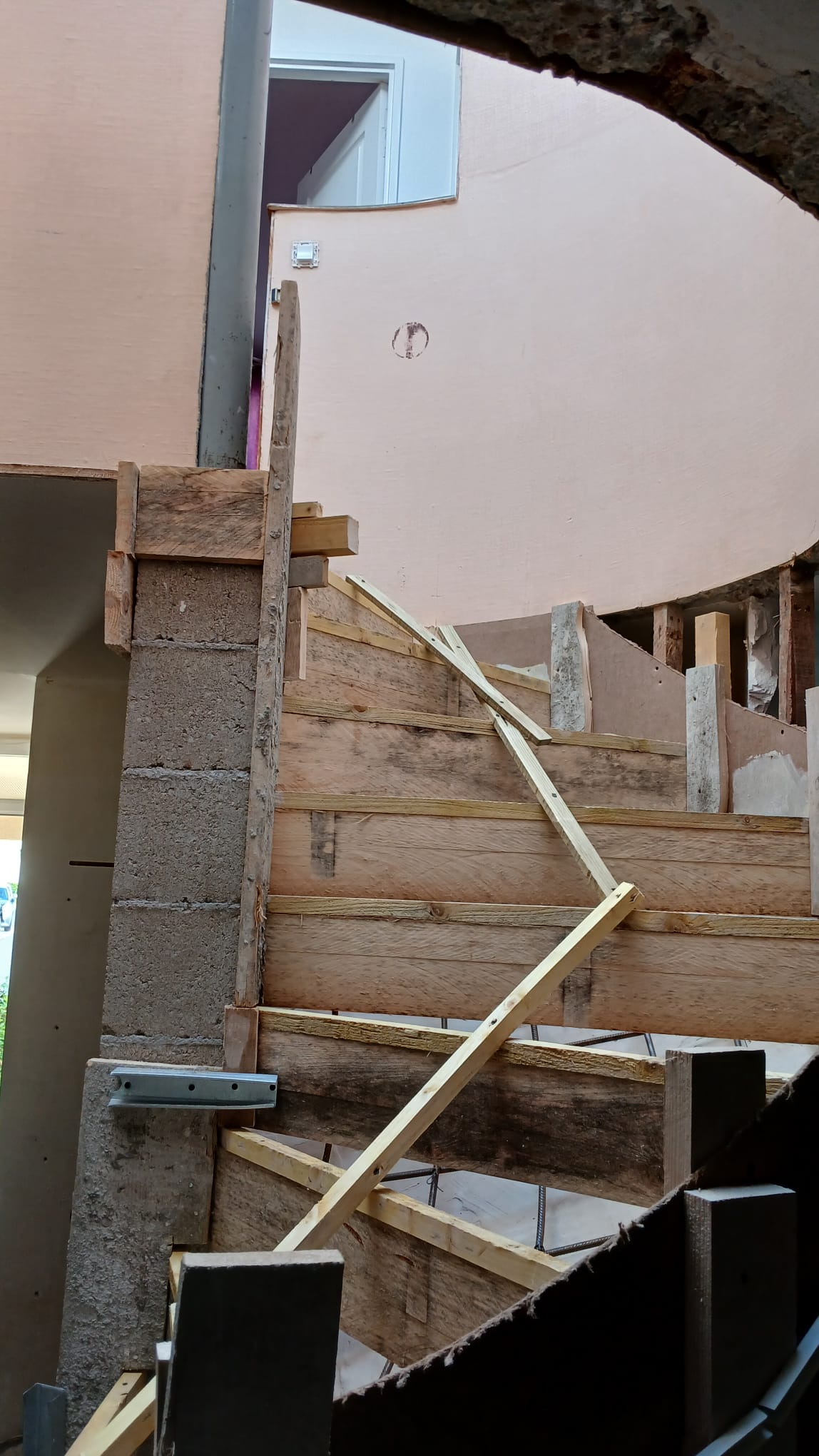 Vue d'ensemble de l'escalier béton coffré avant décoffrage à Évry (91000)