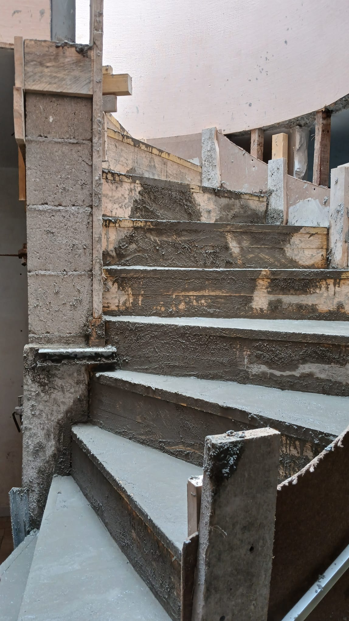 Coffrage du limon courbe et étaiement de l'escalier hélicoïdal en cours